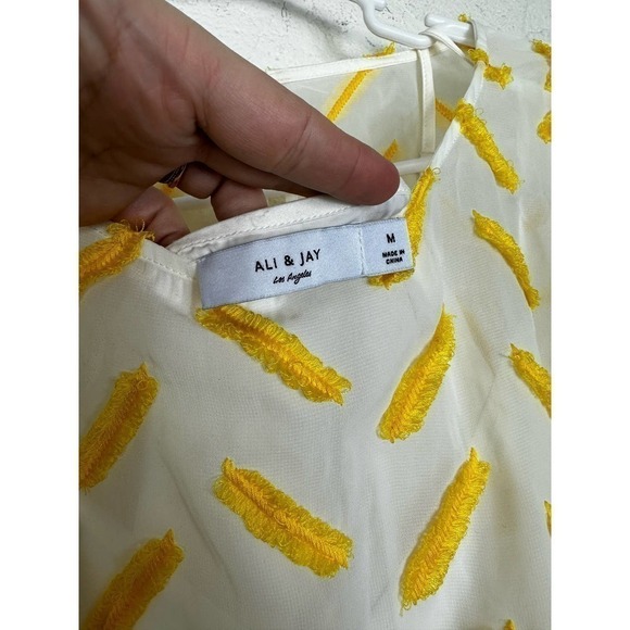 ALI & Jay lemonade stand textured sheer top - Picture 8 of 10